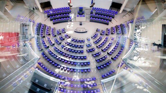 Der Blick von oben in den Deutschen Bundestag. © picture alliance/dpa Foto: Christoph Soeder