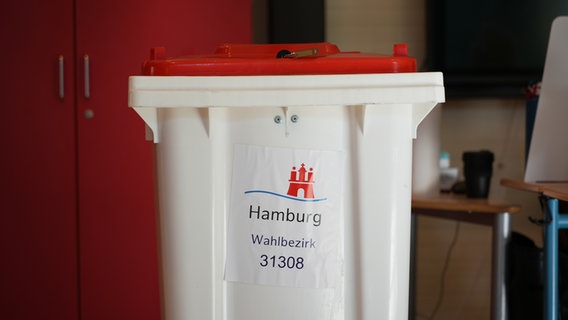 Eine Wahltonne zur Bundestagswahl 2021 in Hamburg. © NDR Foto: Zeljko Todorovic