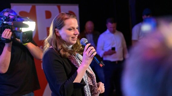 Melanie Leonhard (SPD), Gesundheitssenatorin Hamburgs, spricht zu den Teilnehmern der Hamburger Wahlparty der SPD im Mojo Club auf der Reeperbahn. © Picture Alliance/dpa Foto:  Jonas Walzberg