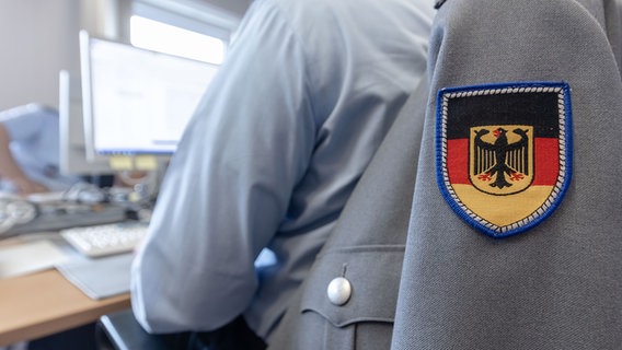 Soldaten der Bundeswehr helfen bei der Kontaktaufnahme zu gemeldeten Infizierten oder zu Kontaktpersonen von Infizierten. © picture alliance/dpa Foto: Markus Scholz