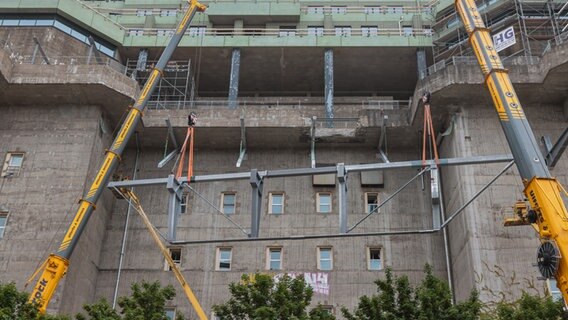 Ein Stahlfachwerkträger wird am Bunker auf St. Pauli montiert. © picture alliance/dpa Foto: Ulrich Perrey