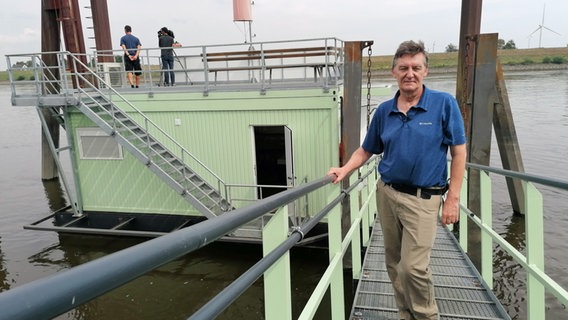 Werner Blohm steht vor der Messstation Bunthaus an der Elbe in Hamburg. © NDR Foto: Marc-Oliver Rehrmann