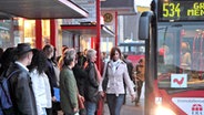 Menschen warten am Busbahnhof © dpa Foto: Ulrich Perrey