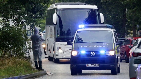 Eskortiert von Feldjägern kommt in Hamburg ein Bus mit Menschen aus Frankfurt an, die zuvor aus Afghanistan gerettet wurden. © picture alliance / dpa Foto: Bodo Marks
