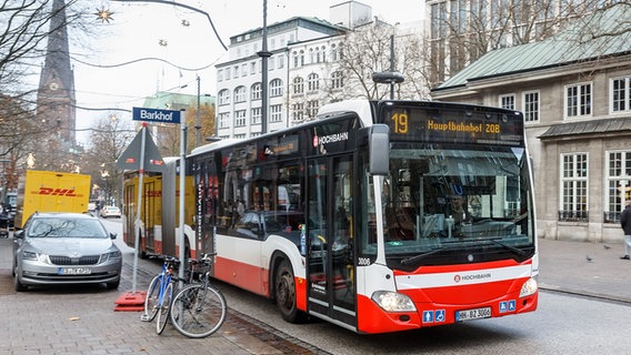 Busse fahren wieder durch die Mönckebergstrasse, nachdem durch Fortschritte im Ausbau der U-Bahn Station Mönckebergstrasse eine Fahrbahn wieder freigegeben werden konnte. © picture alliance/dpa Foto: Markus Scholz