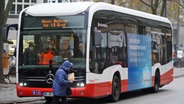 "Unser Beitrag für 1,5 Grad" steht auf dem 100. Elektrobus der Hamburger Hochbahn AG. © picture alliance / dpa Foto: Marcus Brandt
