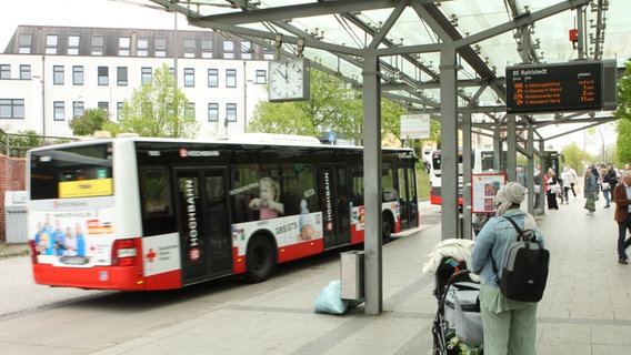 Ein Bus am Busbahnhof in Hamburg-Rahlstedt. © IMAGO / Hanno Bode Foto: Hanno Bode