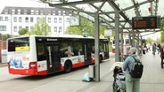 Ein Bus am Busbahnhof in Hamburg-Rahlstedt. © IMAGO / Hanno Bode Foto: Hanno Bode