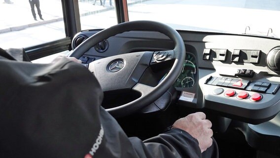 Ein Busfahrer fährt durch Hamburg. © picture alliance/dpa Foto: Hannah Wagner