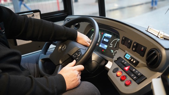 Ein Busfahrer lenkt einen Bus in Hamburg. © picture alliance/dpa Foto: Marcus Brandt