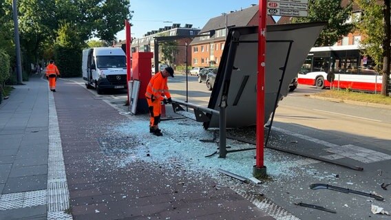 Ein LKW Fahrer verliert die Kontrolle üner sein Fahrzeugb und fährt in eine Bushaltestelle. © NDR Foto: Kai Salander