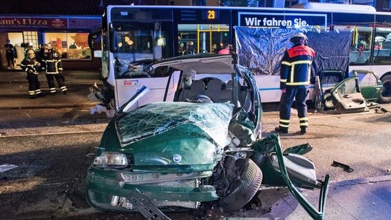 Ein Autowrack steht in Hamburg nach einem Verkehrsunfall mit einem Linienbus auf der Straße. © picture alliance / dpa Foto: Daniel Bockwoldt
