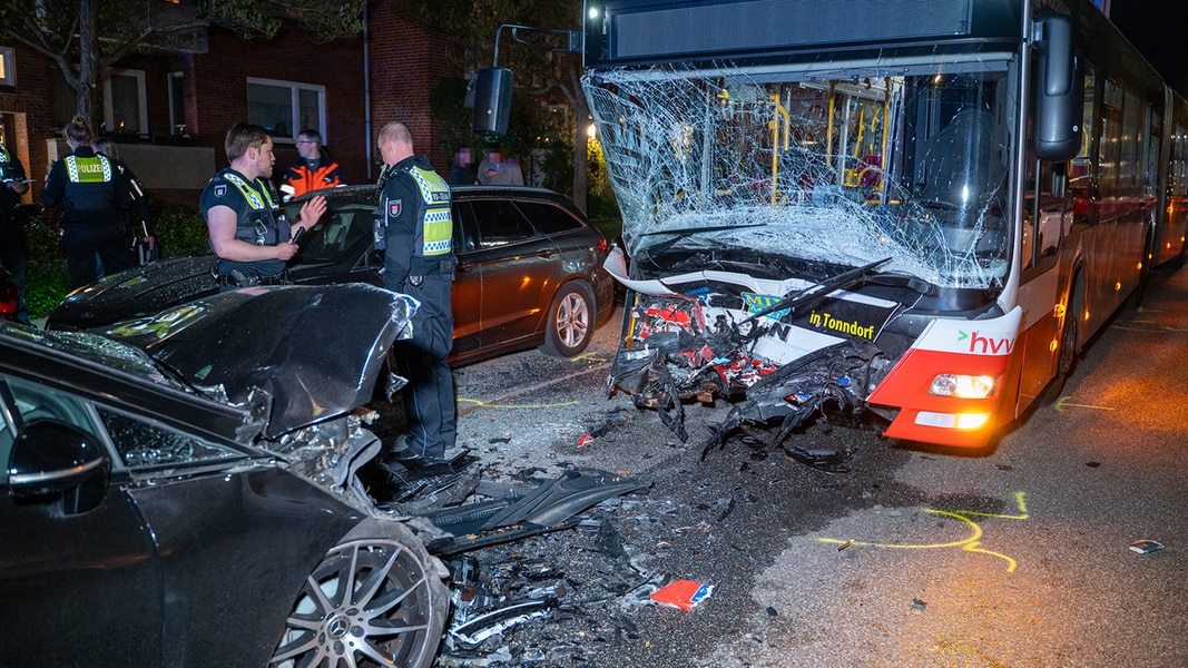 Hamburg: Sechs Verletzte bei Unfall mit HVV-Bus in Wandsbek