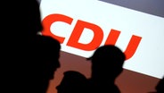 Schattensilhouetten von Wählern vor einem Wahlplakat der CDU. © dpa Foto: Angelika Warmuth