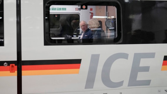 König Charles III. und die Königsgemahlin Camilla sitzen in einem ICE der Deutschen Bahn am Berliner Hauptbahnhof. © dpa-Bildfunk Foto: Markus Schreiber