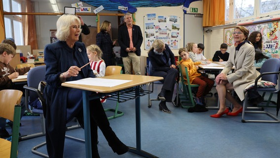 Die britische Königsgemahlin Camilla besucht in Begleitung von Elke Büdenbender (l), der Frau des Bundespräsidenten, die Rudolf-Roß-Grundschule. © dpa-Bildfunk Foto: Jens Büttner