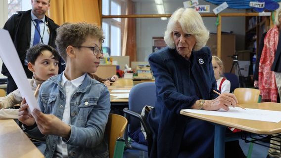 Die britische Königsgemahlin Camilla liest in der Rudolf-Roß-Grundschule in Hamburg aus dem Kinderbuch "Der Grüffelo". © dpa-Bildfunk Foto: Jens Büttner