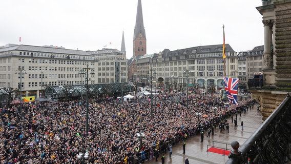 Blick auf die Menschenmenge auf dem Rathausmarkt während des Besuchs von König Charles III. von Großbritannien in Hamburg © dpa-Bildfunk Foto: Chris Jackson/PA Wire/dpa
