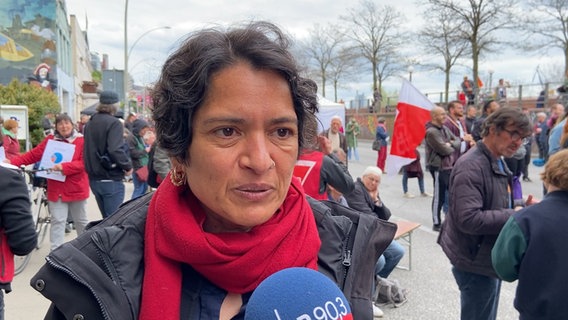 Tanja Chawla, Vorsitzende der DGB Hamburg, bei der Mai-Kundgebung 2022 am Hamburger Fischmarkt © NDR Foto: Screenshot