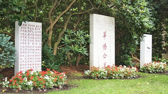 Chinesische Grabsteine auf dem Ohlsdorfer Friedhof in Hamburg. © NDR.de Foto: Florian Wöhrle