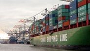 Ein chinesisches Containerschiff im Hamburger Hafen. © picture-alliance / dpa Foto: Patrick Lux