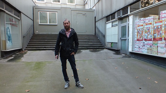 Architektur-Student Marco Alexander Hosemann steht in der Ladenpassage der City-Hochhäuser in Hamburg  Foto: Marc-Oliver Rehrmann