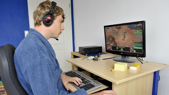 Ein Jugendlicher mit Headset spielt am Computer. © picture alliance / imageBROKER Foto: Ulrich Niehoff