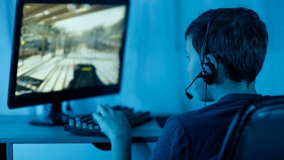 Ein Junge sitzt vor einem Monitor und spielt ein Computerspiel. © Zoonar Foto: Oleksandr Latkun