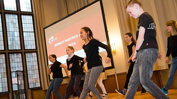 Kinder tanzen beim Bildungsprojekt "Confidance" in Hamburg. © Confidance/Philipp Wedding Foto: Philipp Wedding