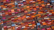 Blick aus der Luft auf das Containerterminal Burchardkai der HHLA im Hamburger Hafen. © picture alliance/dpa Foto: Christian Charisius