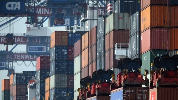 Der Containerterminal Altenwerder im Hamburger Hafen © dpa Foto: Kay Nietfeld