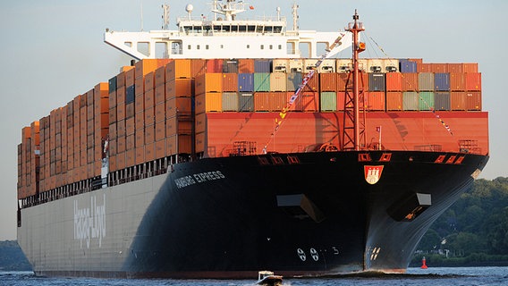 Das Containerschiff "Hamburg Express" der Reederei Hapag-Lloyd fährt auf der Elbe. © dpa Foto: Angelika Warmuth