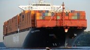 Das Containerschiff "Hamburg Express" der Reederei Hapag-Lloyd fährt auf der Elbe. © dpa Foto: Angelika Warmuth