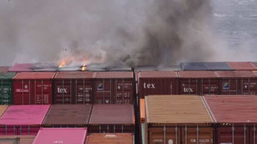 https://www.ndr.de/nachrichten/hamburg/containerschiff450_v-contentxl.jpg