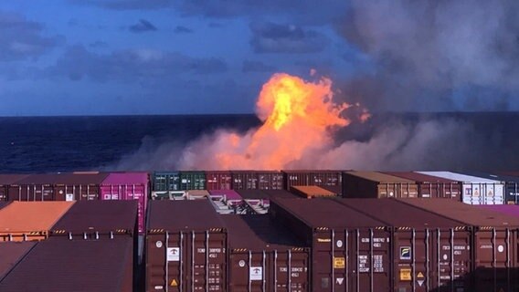 Flammen auf einem Containerschiff der Hapag-Llyod. © Hapag-Llyod 