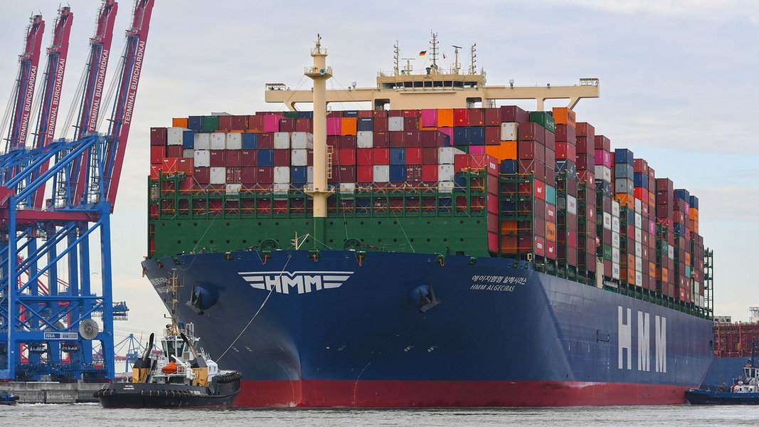 Größtes Containerschiff der Welt ist in Hamburg.