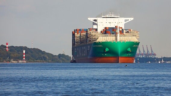 Das Containerschiff CMA CGM "Trocaredo" verlässt den Hamburger Hafen auf der Elbe. © picture alliance / imageBROKER Foto: Justus de Cuveland