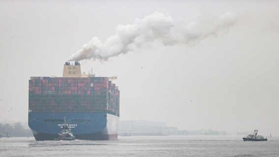 Ein Containerschiff der südkoreanischen Linienreederei HMM fährt auf der Elbe in Richtung Nordsee. © picture alliance/dpa | Christian Charisius Foto: Christian Charisius