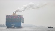 Ein Containerschiff der südkoreanischen Linienreederei HMM fährt auf der Elbe in Richtung Nordsee. © picture alliance/dpa | Christian Charisius Foto: Christian Charisius