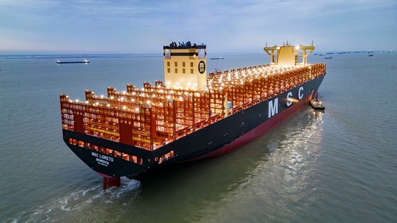 Ein Containerschiff der Reederei MSC © IMAGO / VCG 