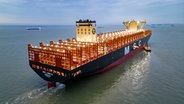 Ein Containerschiff der Reederei MSC © IMAGO / VCG 