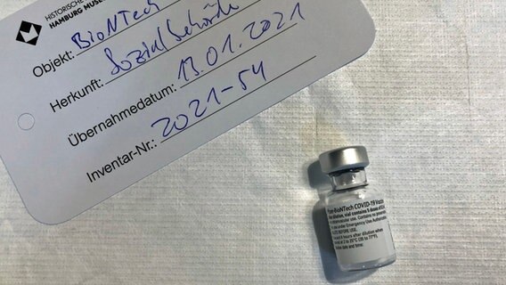 Die erste in Hamburg verimpfte Impfampulle aus dem Hospital zum Heiligen Geist. © NDR Foto: Frauke Reinig