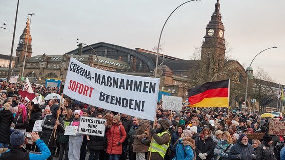 Tausende Menschen demonstrieren in der Nähe des Hamburger Hauptbahnhofs gegen die Corona-Politik. © picture alliance/dpa Foto: Georg Wendt