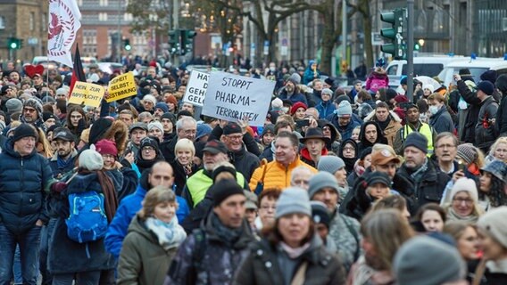 Tausende Menschen demonstrieren in der Hamburger Innenstadt gegen die Corona-Politik. © picture alliance/dpa Foto: Georg Wendt