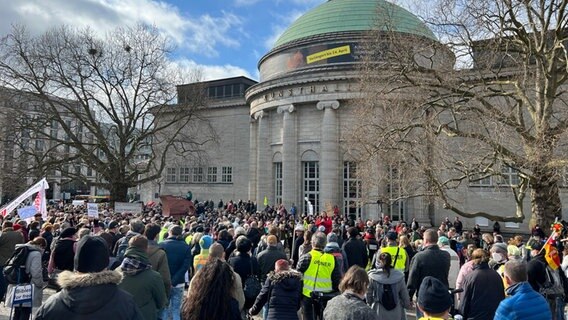 Demonstrierende gegen die Corona-Maßnahmen stehen vor der Kunsthalle in Hamburg. © NDR Foto: Ingmar Schmidt