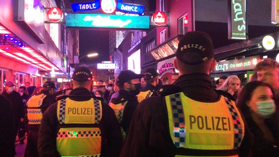 Die Polizei kontrolliert Bars und Clubs in der Große Freiheit. © NDR Foto: Frauke Reinig