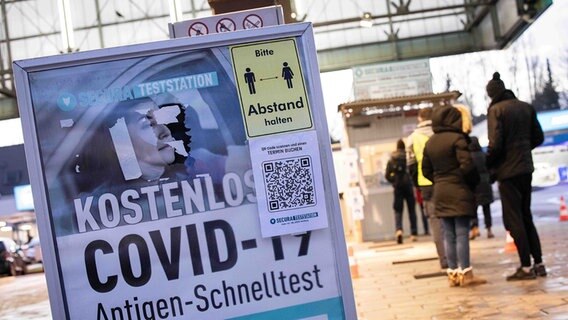 Menschen warten auf einen Corona-Test. © picture alliance/dpa Foto: Christian Charisius