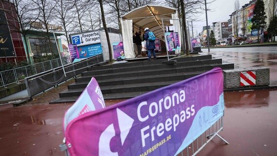 Eine Corona-Teststation auf der Reeperbahn in Hamburg © picture alliance/dpa | Christian Charisius Foto: Christian Charisius