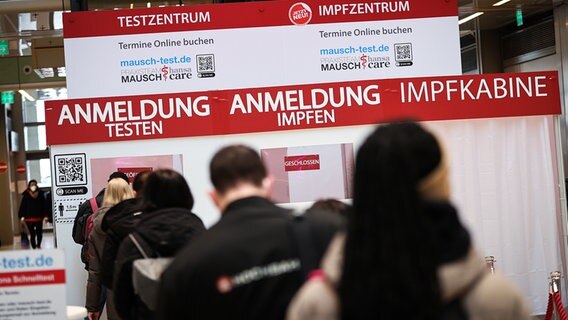 Menschen warten auf einen Corona-Test in der Hamburger Europa Passage. © picture alliance/dpa Foto: Christian Charisius