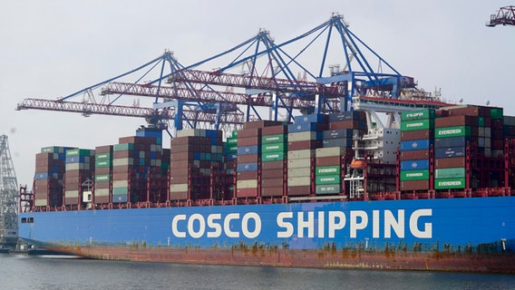 Ein Frachter der chinesischen Reederei Cosco am Terminal Tollerort im Hamburger Hafen. © picture alliance 